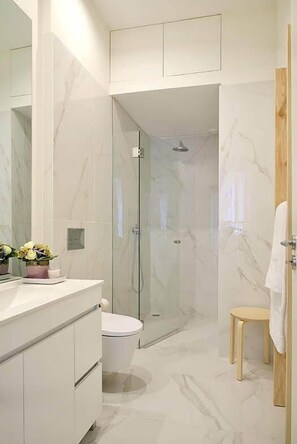 Deluxe Apartment, 1 Bedroom (2T) | Bathroom | Shower, hair dryer, bathrobes, slippers - Mayor's Apartments (Porto)