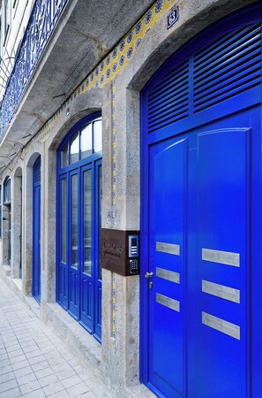 A building with blue doors and a sign that reads "Mayor's Government." - Mayor's Apartments (Porto)