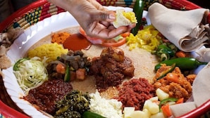 Un repas traditionnel éthiopien composé d’injera, de différents ragoûts et de légumes.