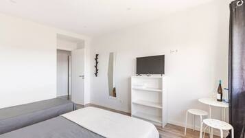 Iron/ironing board, free WiFi, bed sheets
