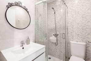 Comfort Studio Suite, 1 Double Bed, Non Smoking, Mountain View | Bathroom | Shower, rainfall showerhead, hair dryer, towels - Bossa nova guesthouse braga (Braga)