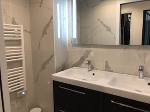 Shower, hair dryer, towels, soap - Hedonist House - Design Loft Design in  Heart of Paris ! (Paris)