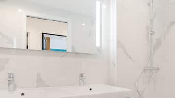 Doccia, asciugacapelli, asciugamani, sapone