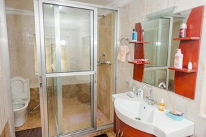 Hydromassage showerhead, hair dryer, bathrobes, bidet - Shree Kunja Homestay (Gokarneshwar)