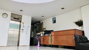 ฝ่ายต้อนรับ