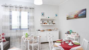 Petit déjeuner buffet (5 EUR par personne)