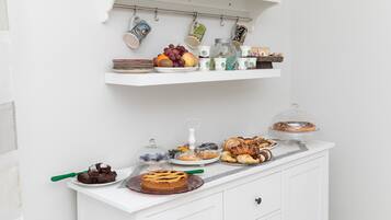 Tägliches Frühstücksbuffet (5 EUR pro Person)