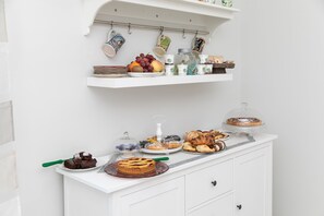 Petit déjeuner buffet (5 EUR par personne)