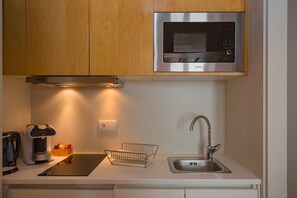 Kühlschrank, Mikrowelle, Herdplatte, Wasserkocher mit Kaffee-/Teezubehör