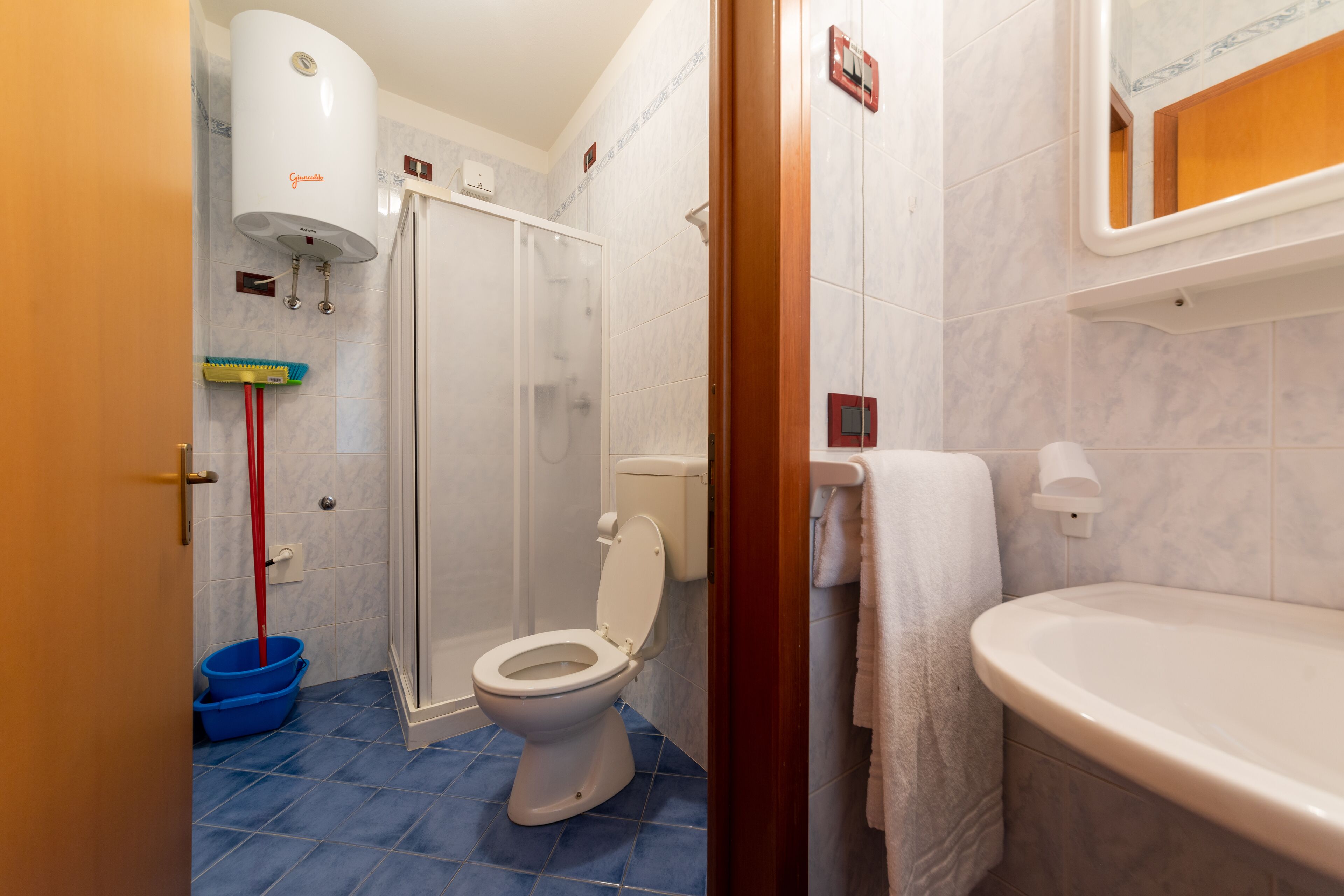 Ein Badezimmer mit Toilette, Dusche und Waschbecken.