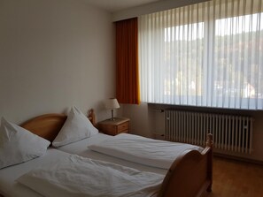 Langsir/tirai gelap terus, Wi-fi percuma, cadar katil 