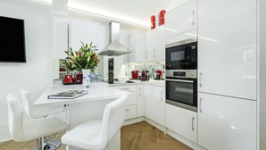Stunning luxury new flat with 2 roof terraces | Private kitchen | Fridge, microwave, oven, stovetop - Top Floor Flat - Mimosa Street (London)