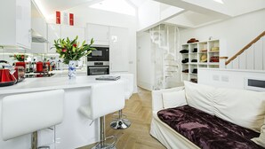 Stunning luxury new flat with 2 roof terraces | Living area | Flat-screen TV - Top Floor Flat - Mimosa Street (London)