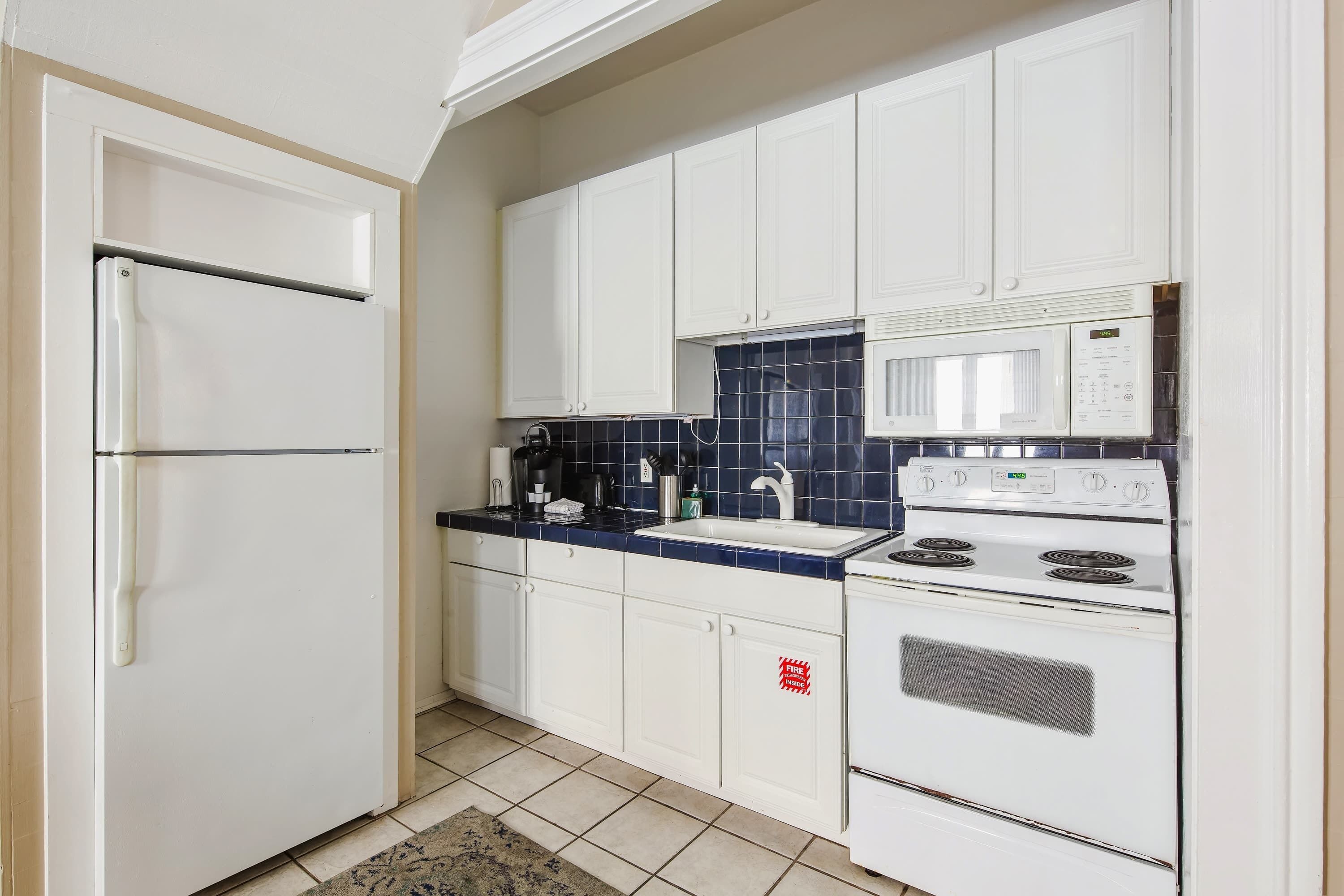 Coffee/tea maker, fridge, microwave, oven