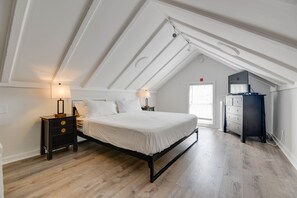 2 bedrooms, desk, iron/ironing board, WiFi