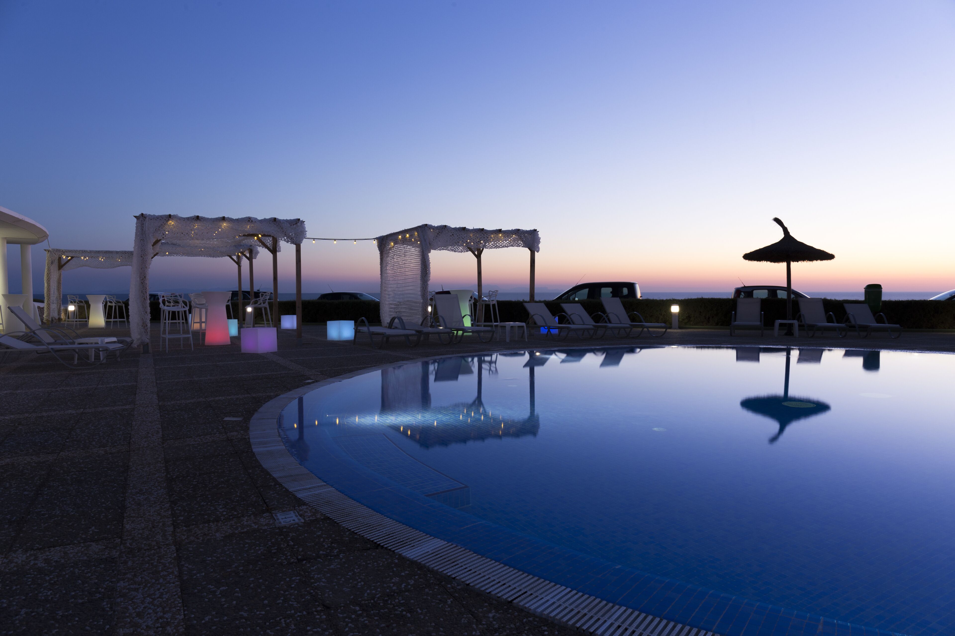 3 outdoor pools, pool loungers