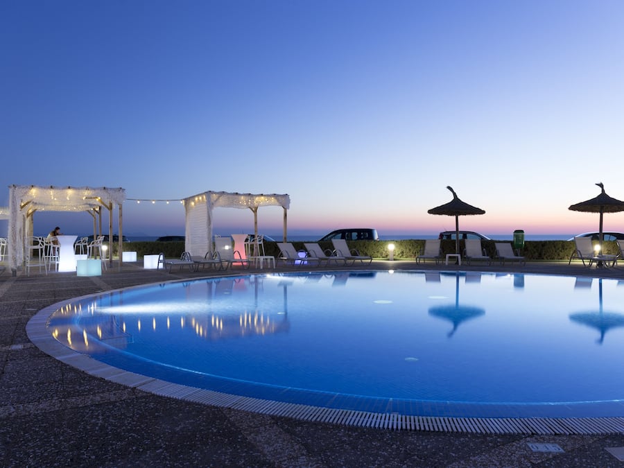 3 outdoor pools, pool loungers