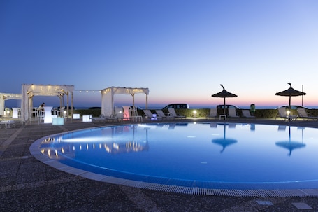 3 Außenpools, Liegestühle. RVHotels Sea Club Menorca