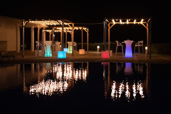 3 outdoor pools, pool loungers