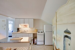 Fridge, microwave, stovetop, coffee/tea maker