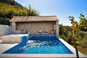 Seasonal outdoor pool, pool umbrellas, pool loungers - Villa Dub (Kotor)