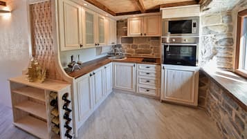 Panoramic Villa | Dapur peribadi | Peti sejuk/penyejuk beku saiz penuh, ketuhar gelombang mikro, ketuhar