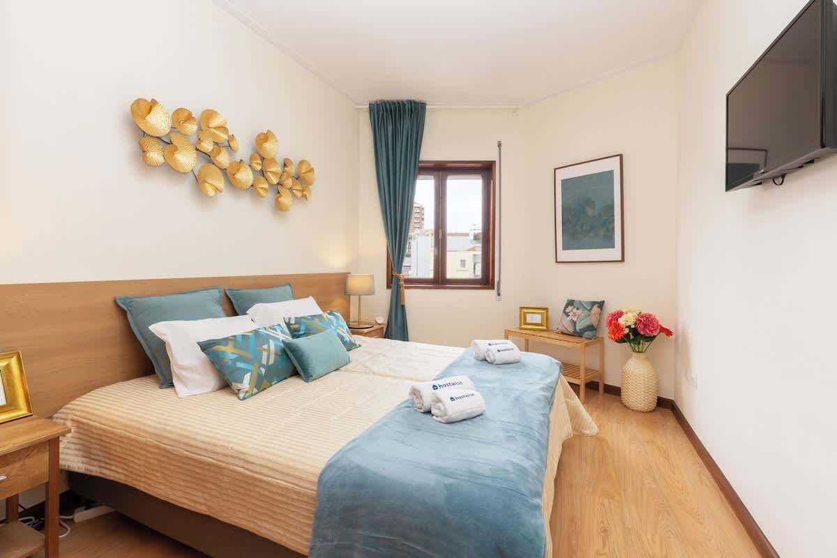 3 bedrooms, iron/ironing board, WiFi, bed sheets