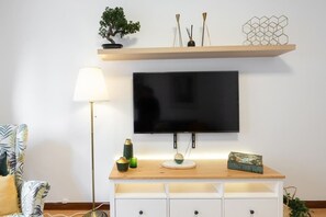 Interior - Deluxe Bright Flat w/ Netflix by HostWise (Porto)
