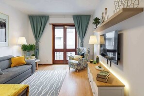 TV - Deluxe Bright Flat w/ Netflix by HostWise (Porto)