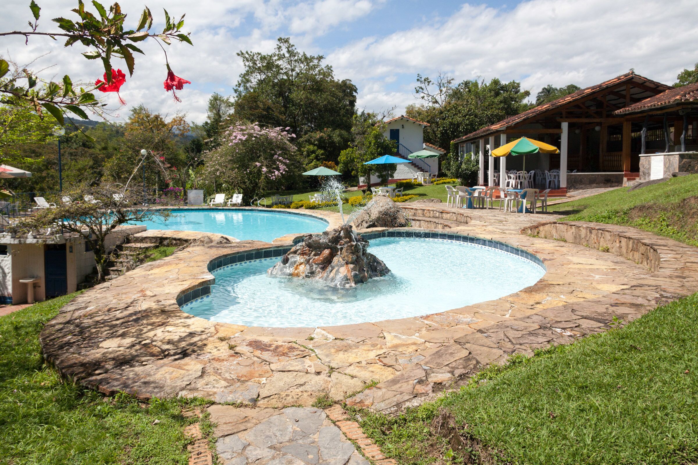 สระว่ายน้ำกลางแจ้ง, ร่มริมสระว่ายน้ำ