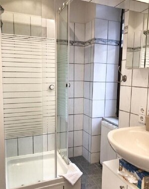 Apartamento, 1 quarto, vista para o lago | Banheiro | Chuveiro, toalhas de banho