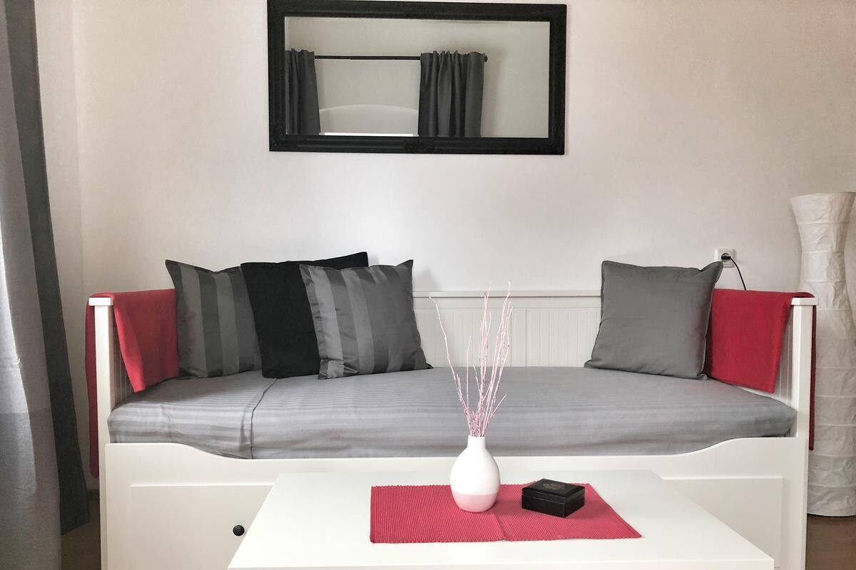 Apartment | Living room | 30-inch flat-screen TV with satellite channels, TV