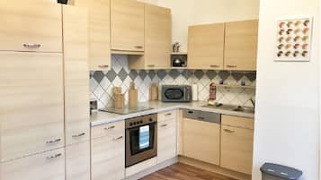 Appartement, 1 chambre, vue lac | Cuisine privée | Réfrigérateur, micro-ondes, four, plaque de cuisson