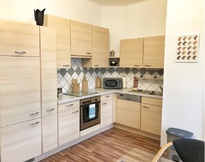Appartement, 1 chambre, vue lac | Cuisine privée | Réfrigérateur, micro-ondes, four, plaque de cuisson