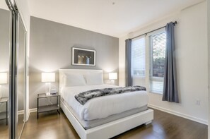 Silitysrauta/-lauta, Wi-Fi, vuodevaatteet