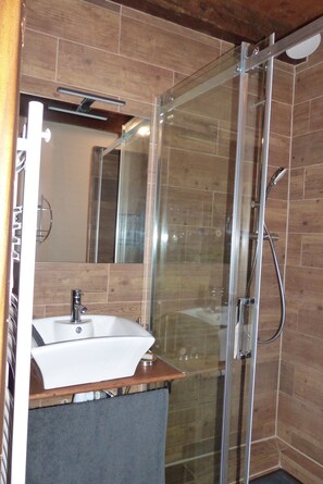 Douche, sèche-cheveux, serviettes fournies
