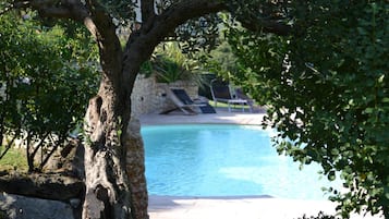 Piscina all'aperto, ombrelloni da piscina, lettini