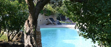 Piscine extérieure, parasols de plage, chaises longues