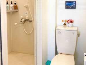 Secadora de cabello, pantuflas, toallas, jabón 