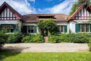 Vista frontal de la propiedad