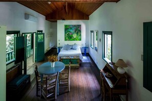 Decoración personalizada, escritorio y tabla de planchar con plancha 