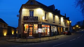 Façade de lâhĂ©bergement - soirĂ©e/nuit