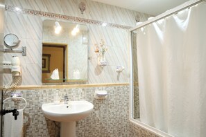 Twin Room | Soundproofing, free WiFi, bed sheets - Hostal Rocío (Sanlucar la Mayor)