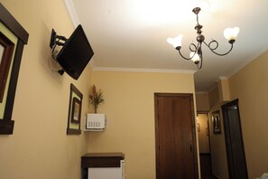 Twin Room | Soundproofing, free WiFi, bed sheets - Hostal Rocío (Sanlucar la Mayor)