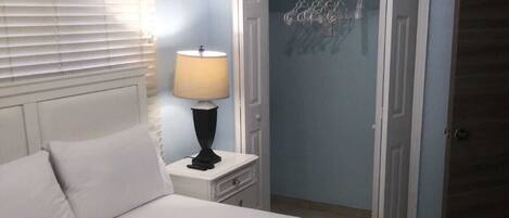 1 chambre, coffres-forts dans les chambres, fer et planche à repasser