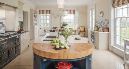 Georgian style mansion sleeps 16-18