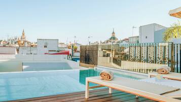 Piscina a l'aire lliure (horari: 10:00-20:00) i gandules