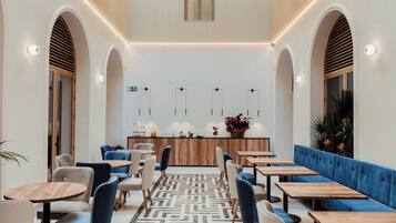 Tägliches Frühstücksbuffet (23 EUR pro Person)