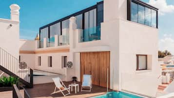 Una piscina al aire libre (de 10:00 a 20:00), tumbonas