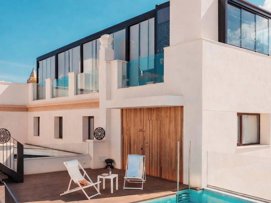 Piscina externa, funciona das 10h às 20h, espreguiçadeiras